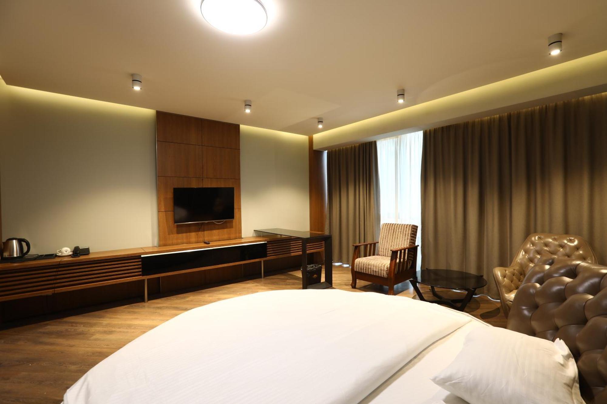 ฟอร์จูน พาเลซ โฮเต็ล Hotel Tbilisi ภายนอก รูปภาพ