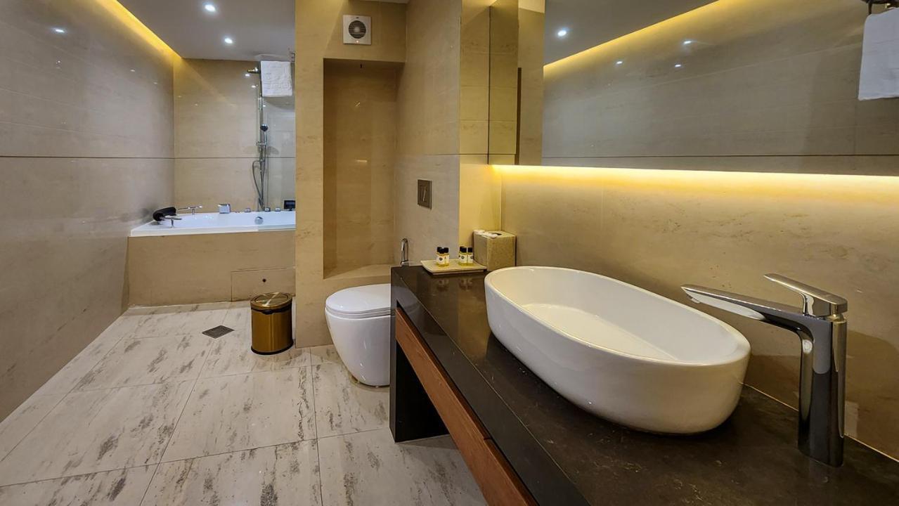 ฟอร์จูน พาเลซ โฮเต็ล Hotel Tbilisi ภายนอก รูปภาพ