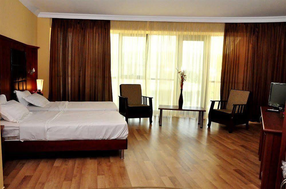 ฟอร์จูน พาเลซ โฮเต็ล Hotel Tbilisi ภายนอก รูปภาพ