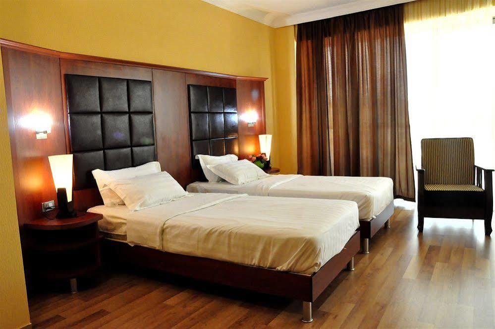 ฟอร์จูน พาเลซ โฮเต็ล Hotel Tbilisi ภายนอก รูปภาพ