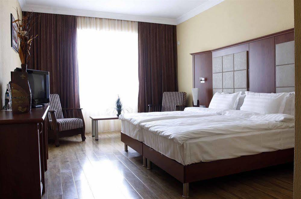 ฟอร์จูน พาเลซ โฮเต็ล Hotel Tbilisi ภายนอก รูปภาพ