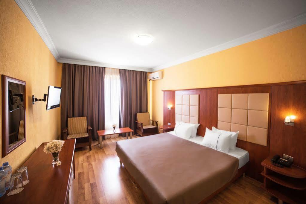 ฟอร์จูน พาเลซ โฮเต็ล Hotel Tbilisi ภายนอก รูปภาพ